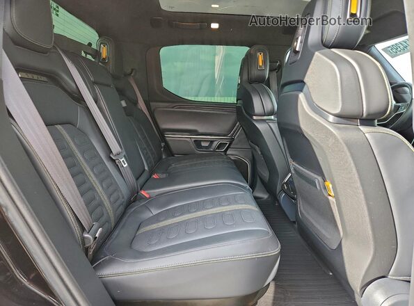 7FCTGAAL7NN001755 2022 RIVIAN R1T Gray Widok tylnych siedzeń