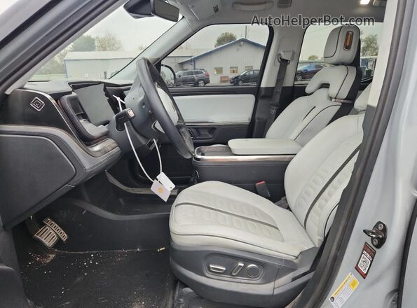 7FCTGAAL9NN015396 2022 RIVIAN R1T Синий Вид салона спереди