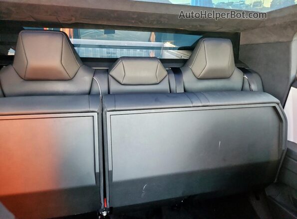7G2CEHED2RA007856 2024 TESLA CYBERTRUCK Black Widok tylnych siedzeń