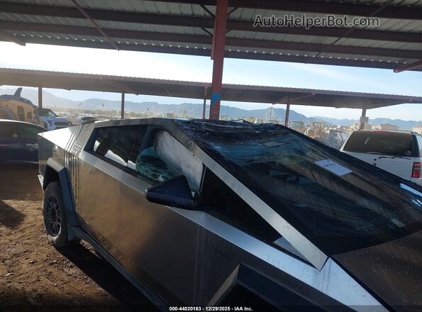 7G2CEHED5RA013022 2024 TESLA CYBERTRUCK Silver Widok z przodu
