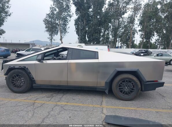 7G2CEHEDXSA077403 2025 TESLA CYBERTRUCK Серебряный Панорамный вид салона 360°