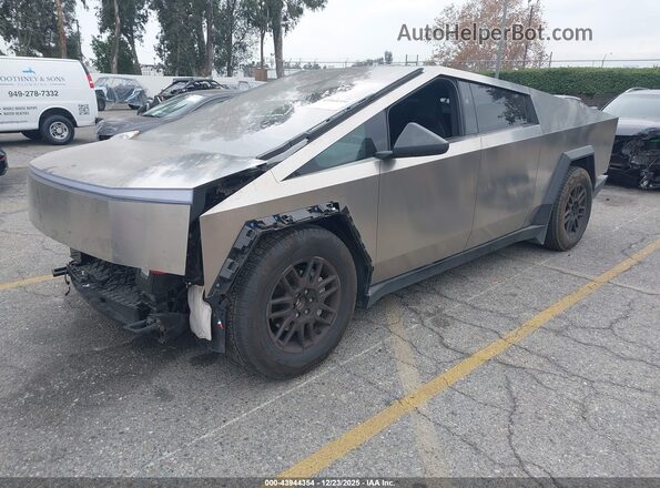 7G2CEHEDXSA077403 2025 TESLA CYBERTRUCK Серебряный Передняя левая четверть