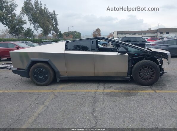 7G2CEHEDXSA077403 2025 TESLA CYBERTRUCK Серебряный Вид задней части салона