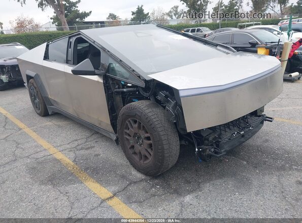 7G2CEHEDXSA077403 2025 TESLA CYBERTRUCK Серебряный Передняя правая четверть
