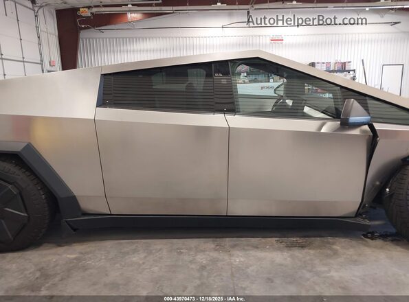 7G2CEHEE1SA060806 2025 TESLA CYBERTRUCK Серебряный Панорамный вид салона 360°