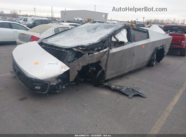 7G2CEHEE4SA062128 2025 TESLA CYBERTRUCK Silver Przód lewy