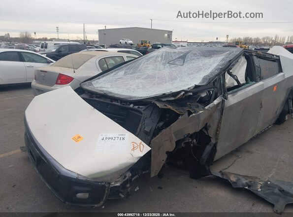 7G2CEHEE4SA062128 2025 TESLA CYBERTRUCK Silver Widok z przodu