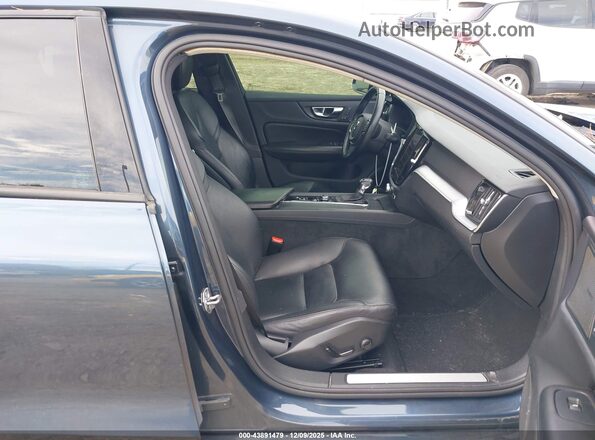 7JRA22TK2LG049110 2020 VOLVO S60 Синий Вид салона спереди