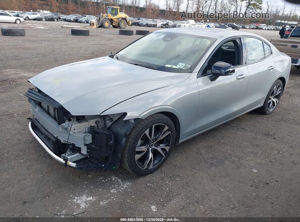 7JRL12FK8RG323930 2024 VOLVO S60 Gray Vista tres cuartos delantera izquierda