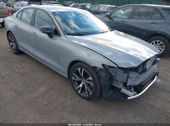 7JRL12FK8RG323930 2024 VOLVO S60 Gray Delantero derecho