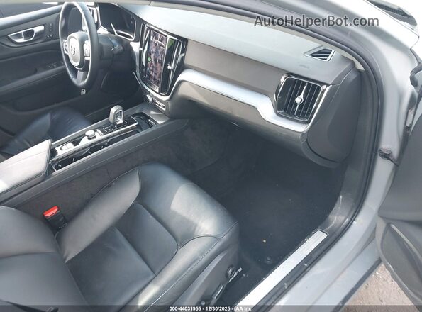 7JRL12FK8RG323930 2024 VOLVO S60 Gray Vista interior delantera