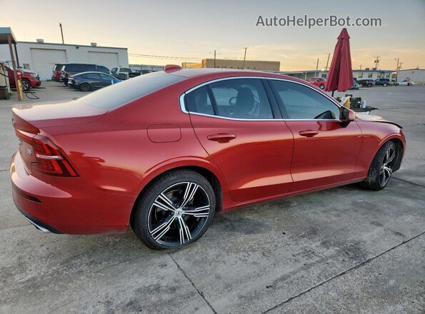 7JRL12FL4NG157909 2022 VOLVO S60 Красный Задняя правая четверть