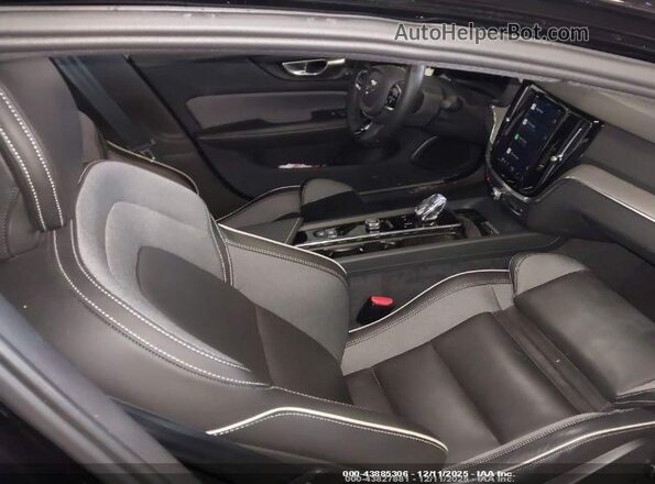 7JRL12TH8RG311124 2024 VOLVO S60 Черный Вид салона спереди