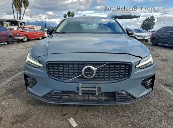 7JRL12TL0NG174680 2022 VOLVO S60 Gray Widok z przodu