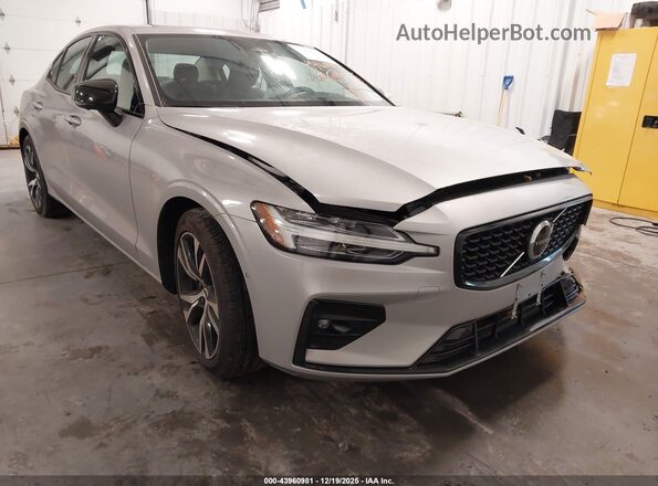 7JRL12TL6RG317749 2024 VOLVO S60 Серебряный Передняя правая четверть