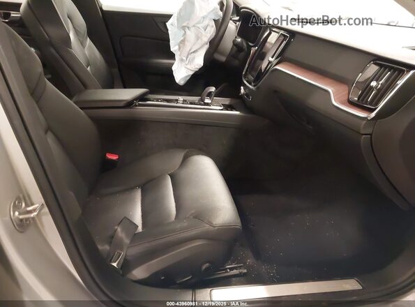 7JRL12TL6RG317749 2024 VOLVO S60 Серебряный Вид салона спереди