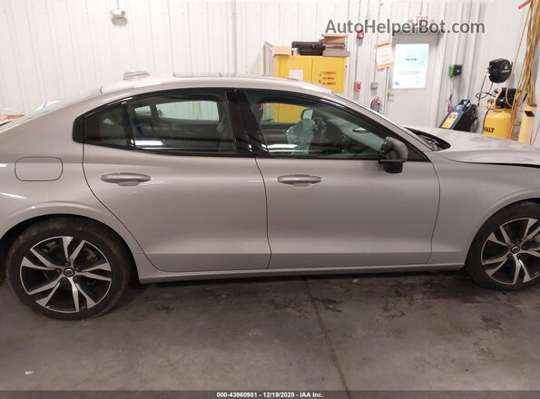 7JRL12TL6RG317749 2024 VOLVO S60 Серебряный Вид задней части салона