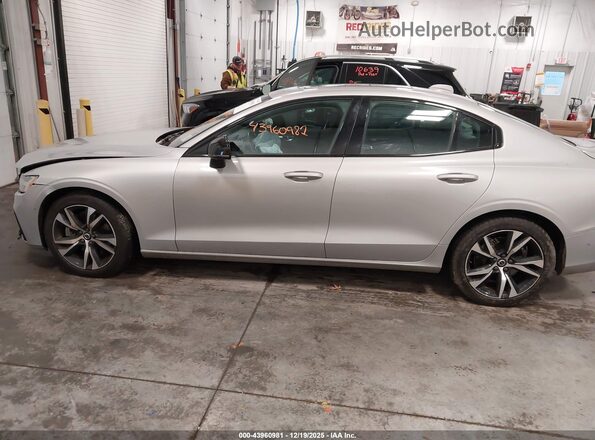 7JRL12TL6RG317749 2024 VOLVO S60 Серебряный Панорамный вид салона 360°