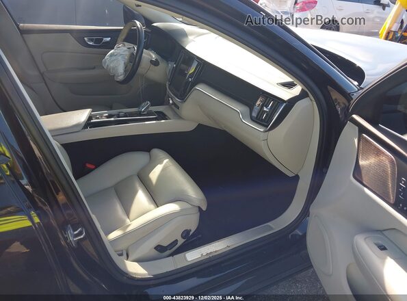 7JRL12TL8NG177410 2022 VOLVO S60 Черный Вид салона спереди