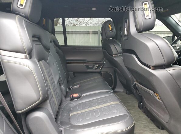 7PDSGABA4RN042504 2024 RIVIAN R1S Charcoal Vista interior trasera