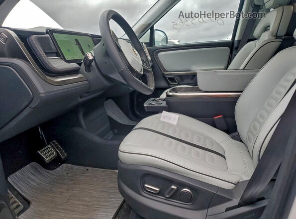 7PDSGABA9RN043969 2024 RIVIAN R1S White Front interior view