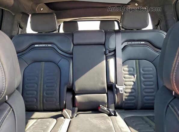 7PDSGBBA2SN048006 2025 RIVIAN R1S Gray Հետևի նստատեղերի տեսք