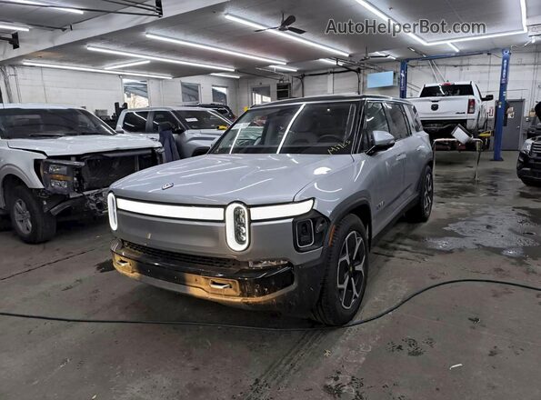 7PDSGBBA6RN045071 2024 RIVIAN R1S Silver Передня ліва чверть