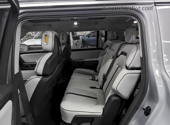 7PDSGBBA6RN045071 2024 RIVIAN R1S Silver Вид задньої частини салону