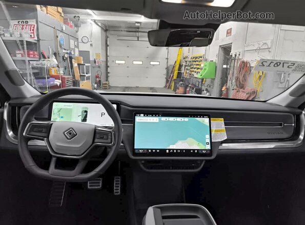 7PDSGBBA6RN045071 2024 RIVIAN R1S Silver Вид салону спереду
