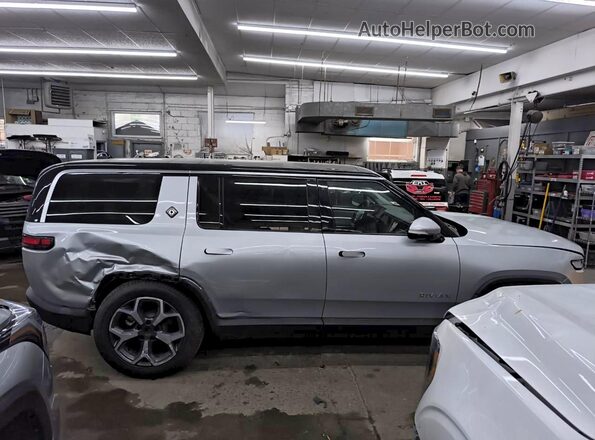 7PDSGBBA6RN045071 2024 RIVIAN R1S Silver Панорамний вид салону 360°