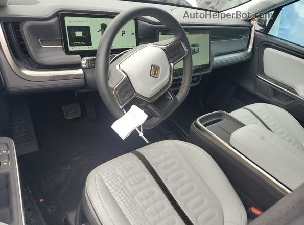 7PDSGBBA8SN047751 2025 RIVIAN R1S Белый Вид панели приборов