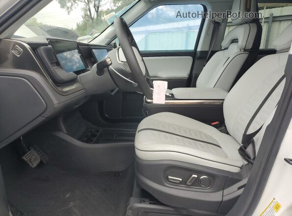 7PDSGBBA8SN047751 2025 RIVIAN R1S Белый Вид салона спереди