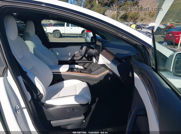 7SAXCBE50PF385113 2023 TESLA MODEL X Белый Вид салона спереди
