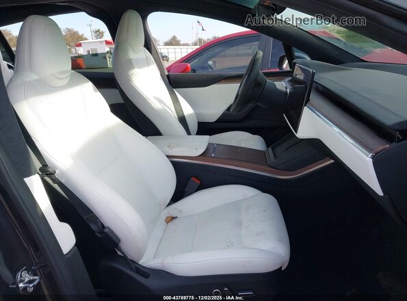 7SAXCBE5XSF462160 2025 TESLA MODEL X Черный Вид салона спереди