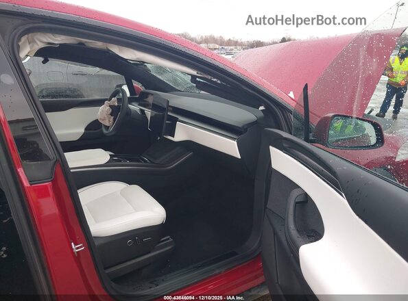 7SAXCBE66RF456066 2024 TESLA MODEL X Red Front interior view