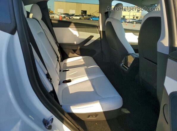 7SAYGDEDXTA491555 2026 TESLA MODEL White Հետևի նստատեղերի տեսք