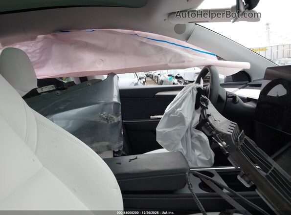 7SAYGDEE0SA338433 2025 TESLA MODEL Y Gray Front interior view