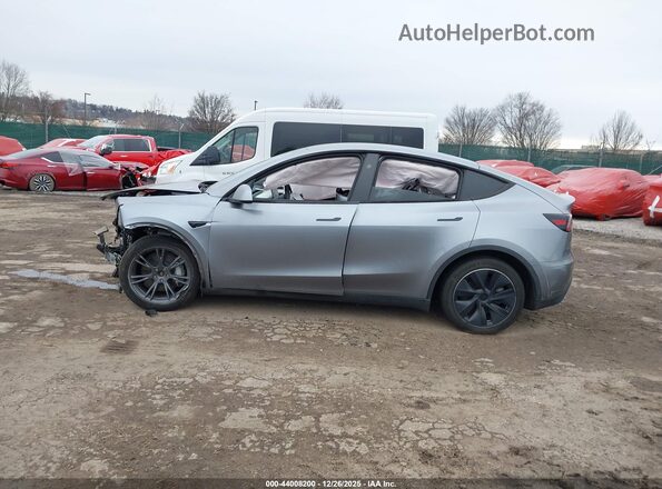 7SAYGDEE0SA338433 2025 TESLA MODEL Y Gray Rear interior view
