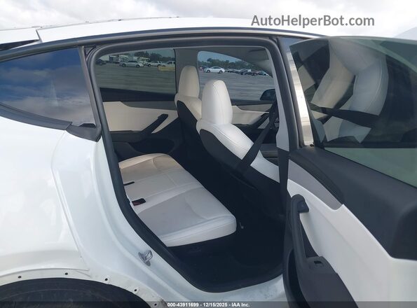 7SAYGDEE1TF368741 2026 TESLA MODEL Y White VIN კოდის სტიკერის ხედი