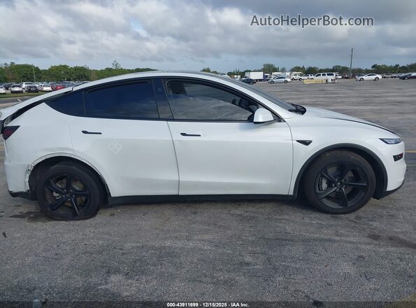 7SAYGDEE1TF368741 2026 TESLA MODEL Y White უკანა სალონის ხედი