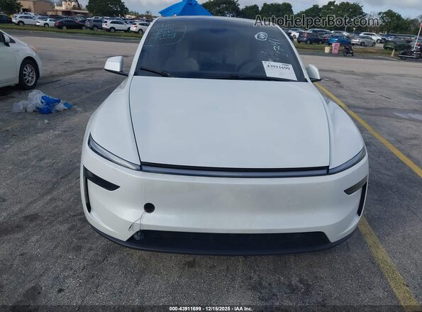 7SAYGDEE1TF368741 2026 TESLA MODEL Y White ხელსაწყოთა პანელის ხედი