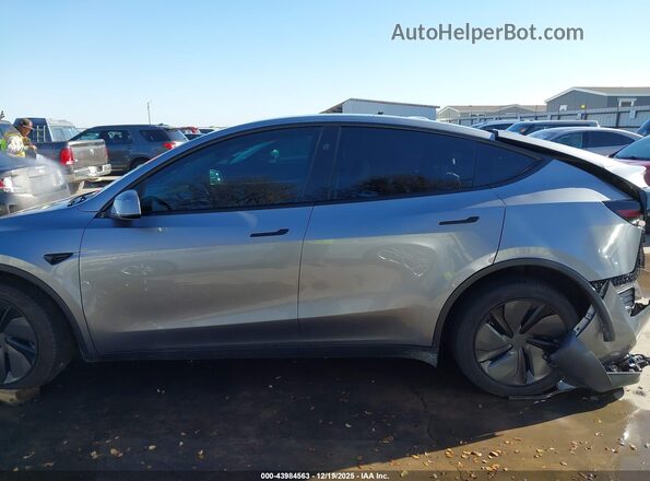 7SAYGDEE4TA396725 2026 TESLA MODEL Y Silver Widok wnętrza 360 stopni