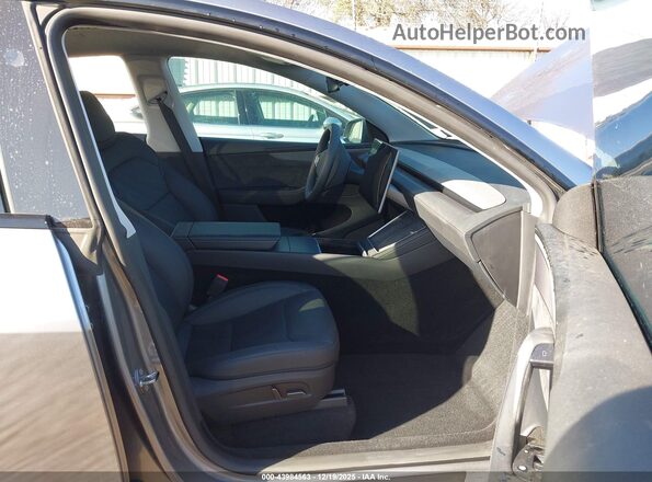 7SAYGDEE4TA396725 2026 TESLA MODEL Y Silver Widok wnętrza z przodu