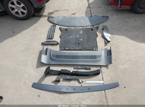 7SAYGDEE4TA396725 2026 TESLA MODEL Y Silver Widok deski rozdzielczej