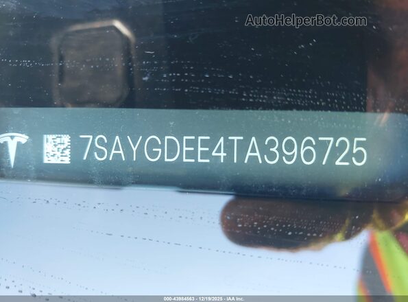 7SAYGDEE4TA396725 2026 TESLA MODEL Y Silver Widok komory silnika