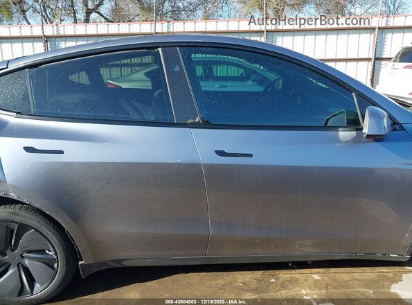 7SAYGDEE4TA396725 2026 TESLA MODEL Y Silver Widok wnętrza z tyłu
