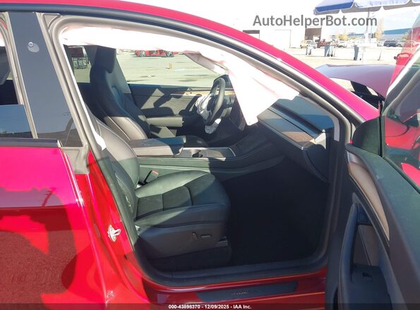 7SAYGDEF4RF162153 2024 TESLA MODEL Y Red წინა სალონის ხედი