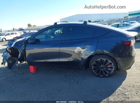 7SAYGDEFXRF161489 2024 TESLA MODEL Y Gray Widok wnętrza z tyłu