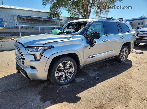 7SVAAABA1PX014834 2023 TOYOTA SEQUOIA Серебряный Передняя левая четверть