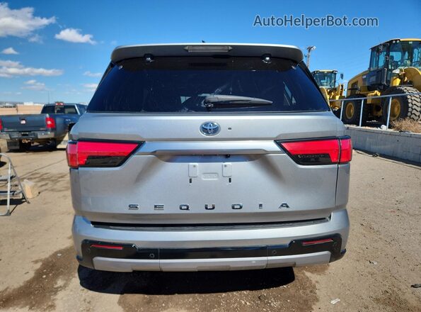 7SVAAABA1PX014834 2023 TOYOTA SEQUOIA Серебряный Вид сзади